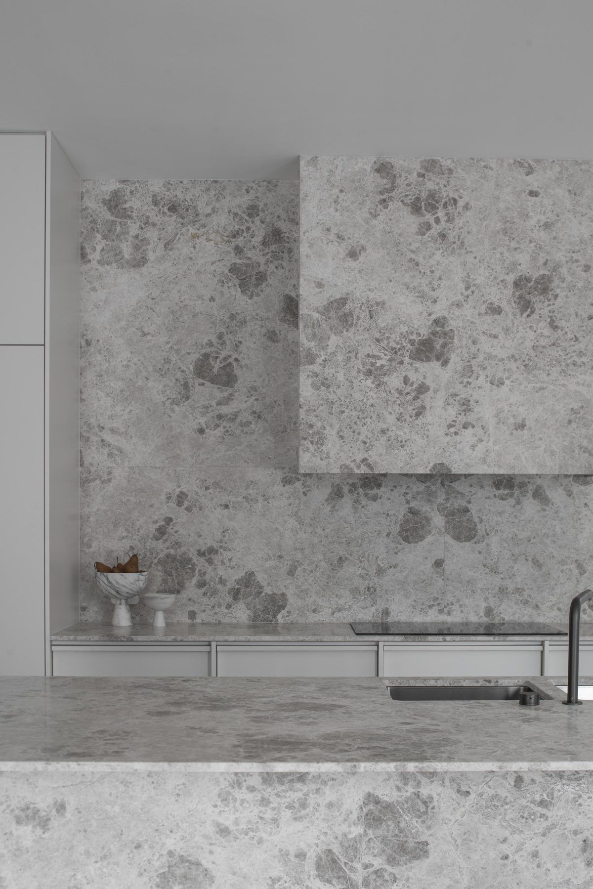 Мрамор Тундра Грей в интерьере