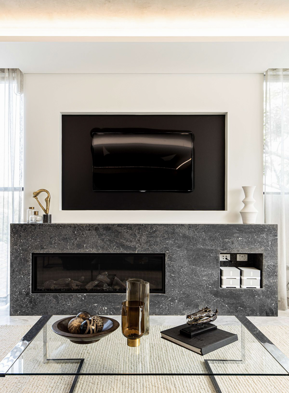 Мрамор Фоссил Блэк Нью в интерьере