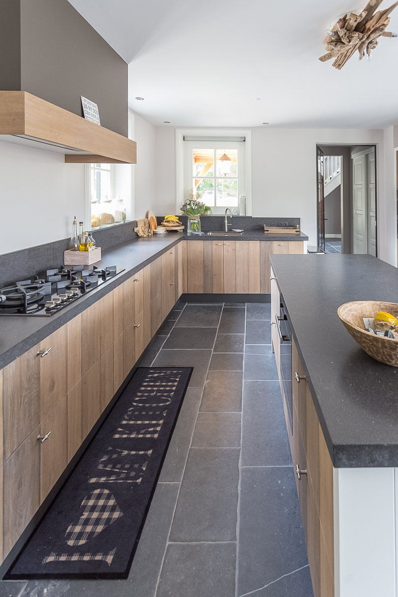 Гранит Сезам Блэк Экстра (термо) в интерьере