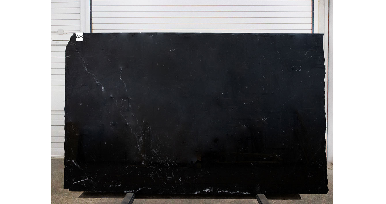 Мрамор Неро Маркина / Nero Marquina — слэб 30 мм, полированный · 2830 × 1800 мм · партия АЖ · № 042