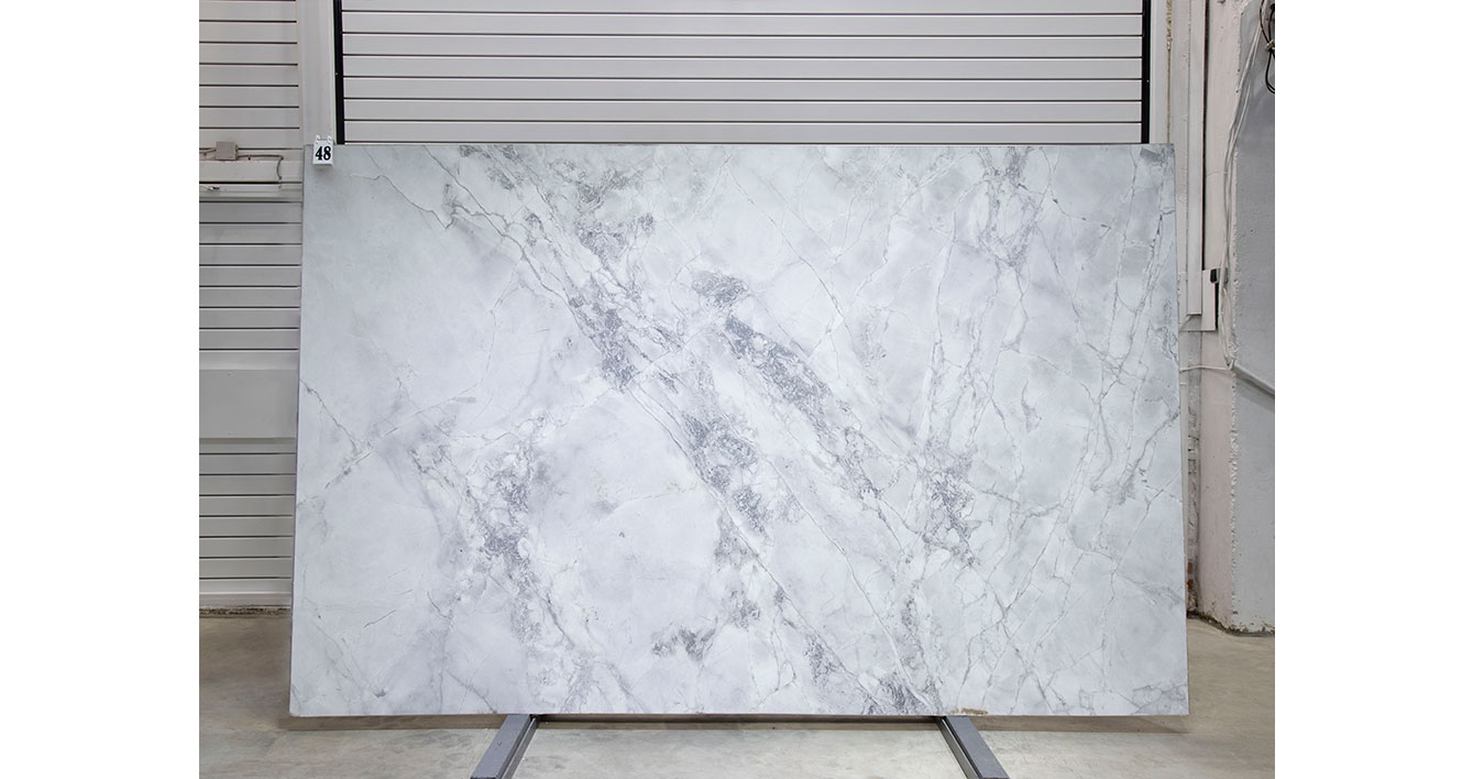 Мрамор Супер Вайт / Super White — слэб 20 мм, шлифованный · 3050 × 1960 мм · партия М · № 048