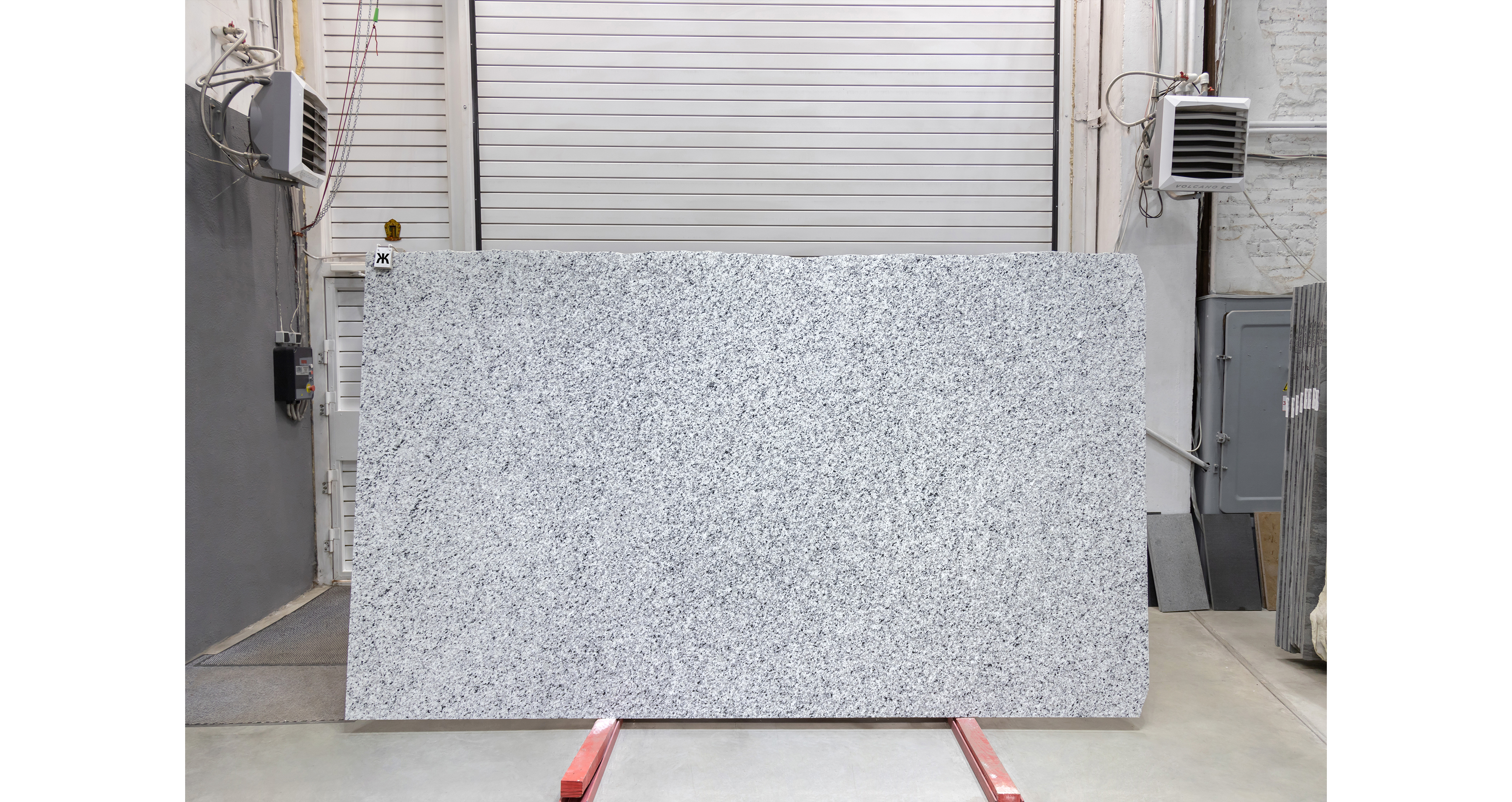Гранит Бразилиан Вайт / Brazilian White — слэб 30 мм, полированный · 3310 × 1950 мм · партия Ж · № 022
