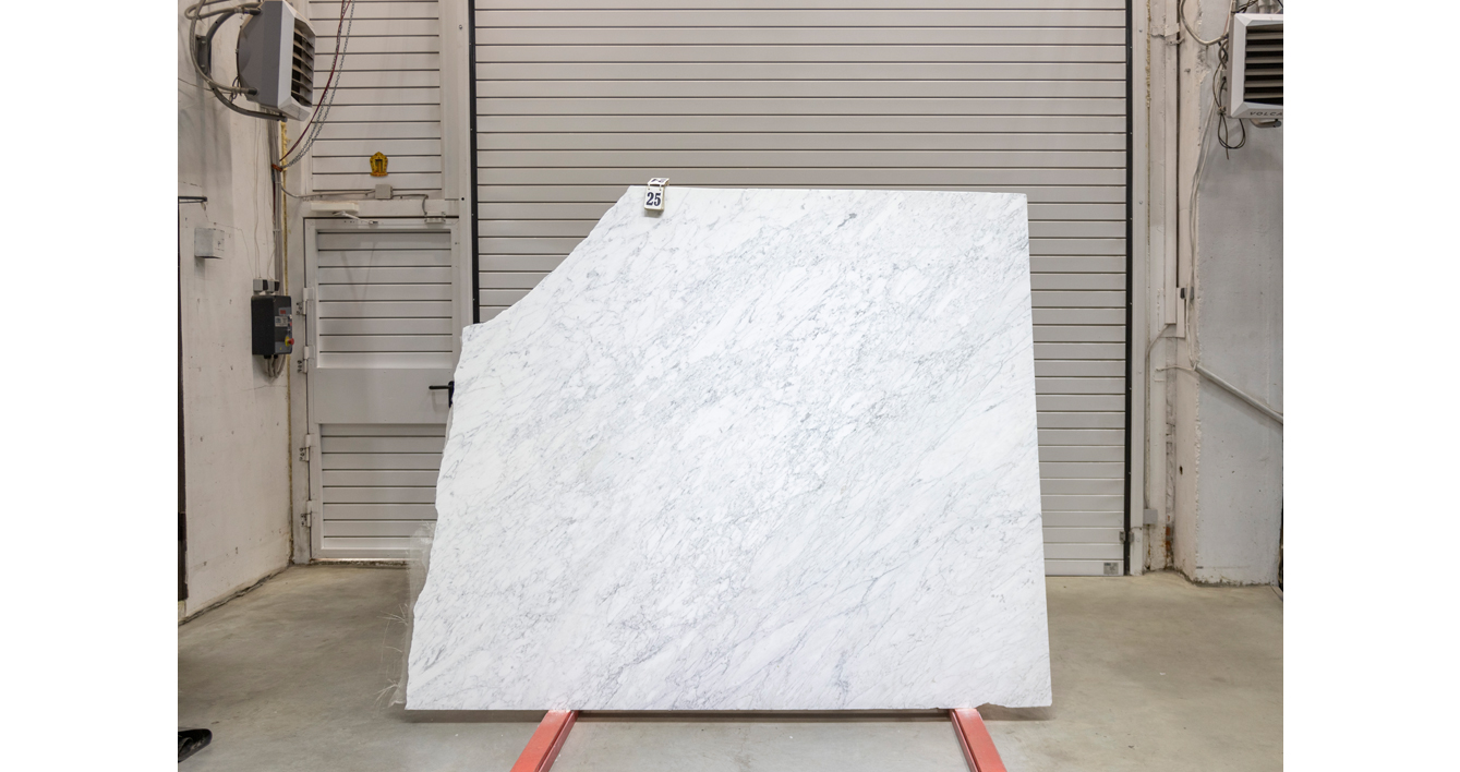 Мрамор Бьянко Каррара Джоя Премиум / Bianco Carrara Gioia Premium — слэб 20 мм, лощёный · 2140 × 1900 мм · партия БО · № 025