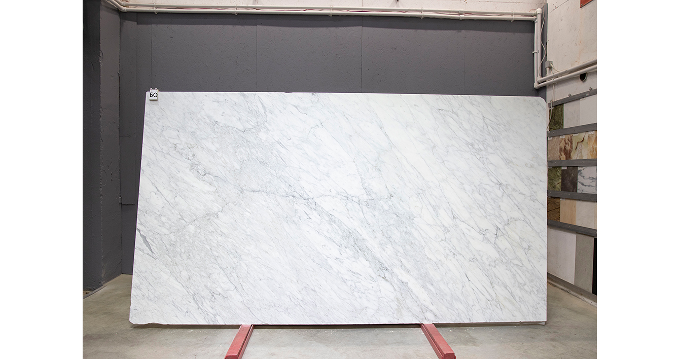 Мрамор Бьянко Каррара Джоя Премиум / Bianco Carrara Gioia Premium — слэб 20 мм, лощёный · 1850 × 950 мм · партия БО · № 074