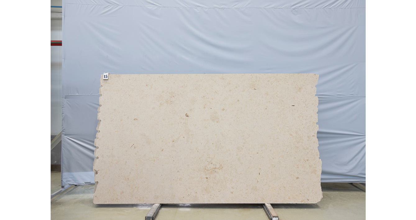 Известняк Юрский Беж / Jura Beige — слэб 25 мм, полированный · 1550 × 1600 мм · партия Б · № 036