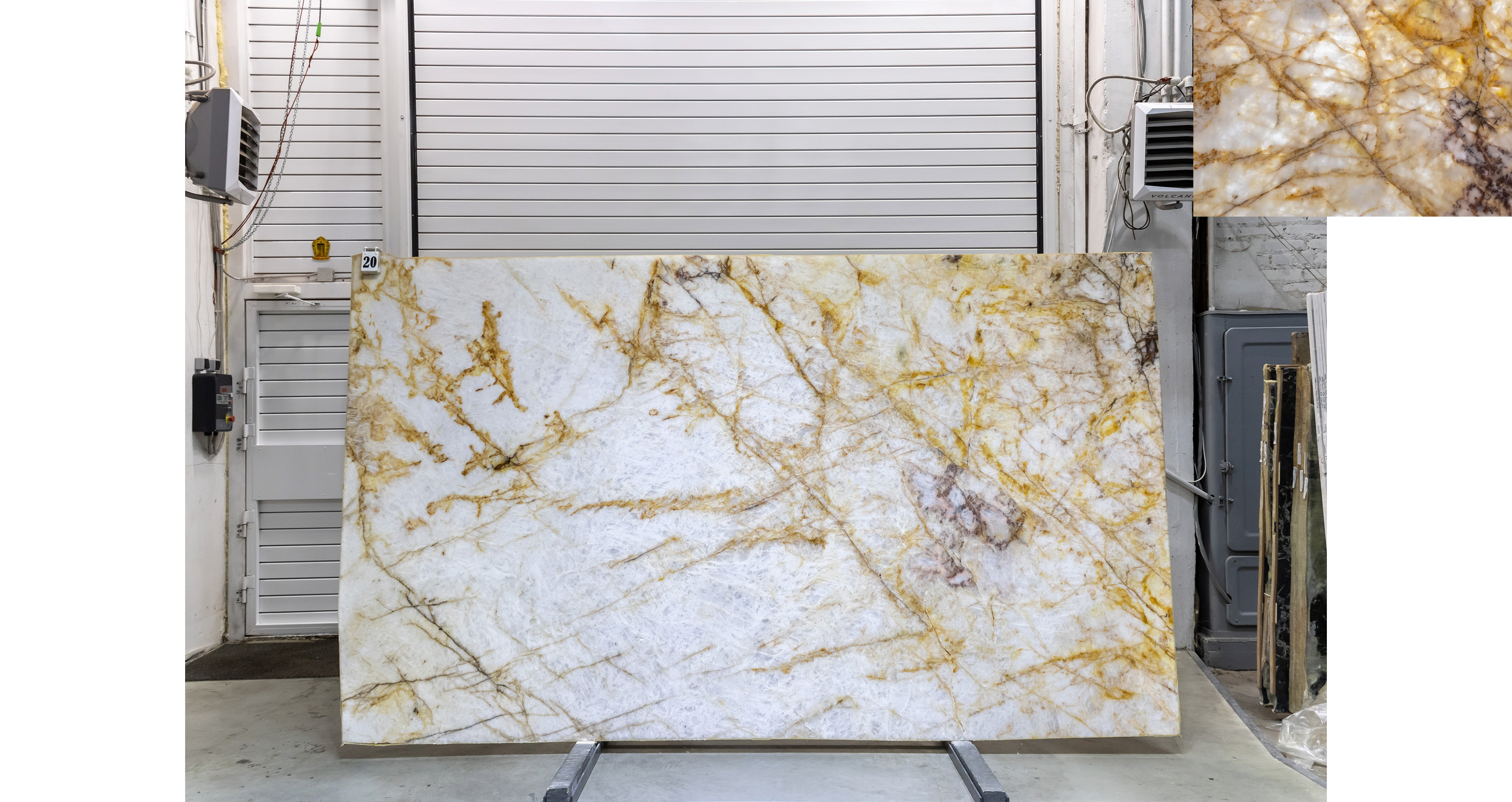 Кварцит Кристалло Голд / Crystallo Gold — слэб 20 мм, полированный · 3320 × 1950 мм · партия А · № 020
