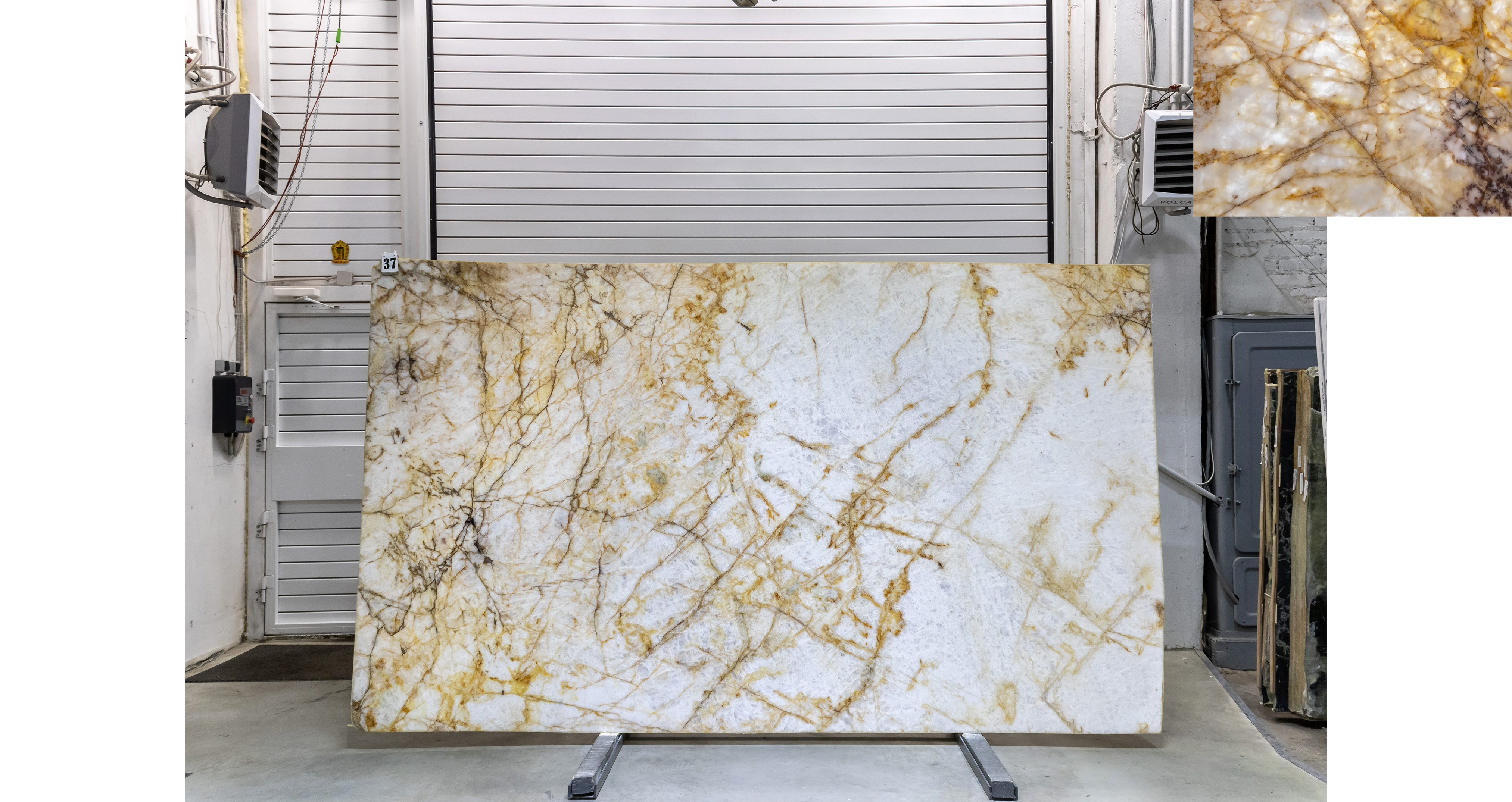 Кварцит Кристалло Голд / Crystallo Gold — слэб 20 мм, полированный · 3320 × 1950 мм · партия А · № 037