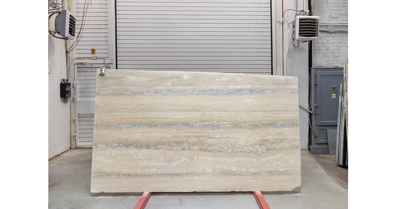 Травертин Романо Сильвер Лайт / Travertine Romano Silver Light — слэб 20 мм, шлифованный · 2820 × 1300 мм · партия Е · № 064