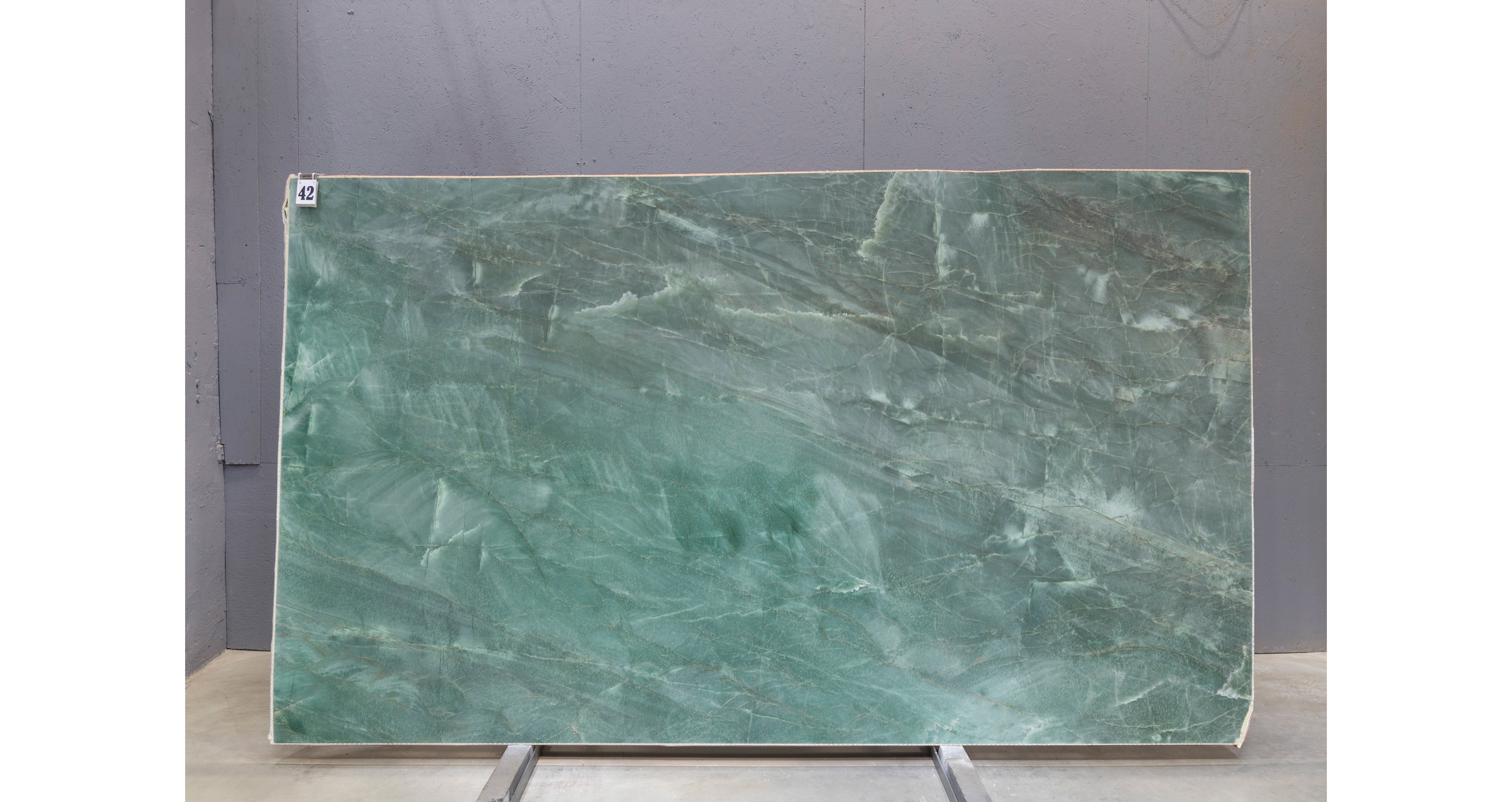 Кварцит Эмеральд Грин / Emerald Green — слэб 20 мм, полированный · 3340 × 1930 мм · партия А · № 042