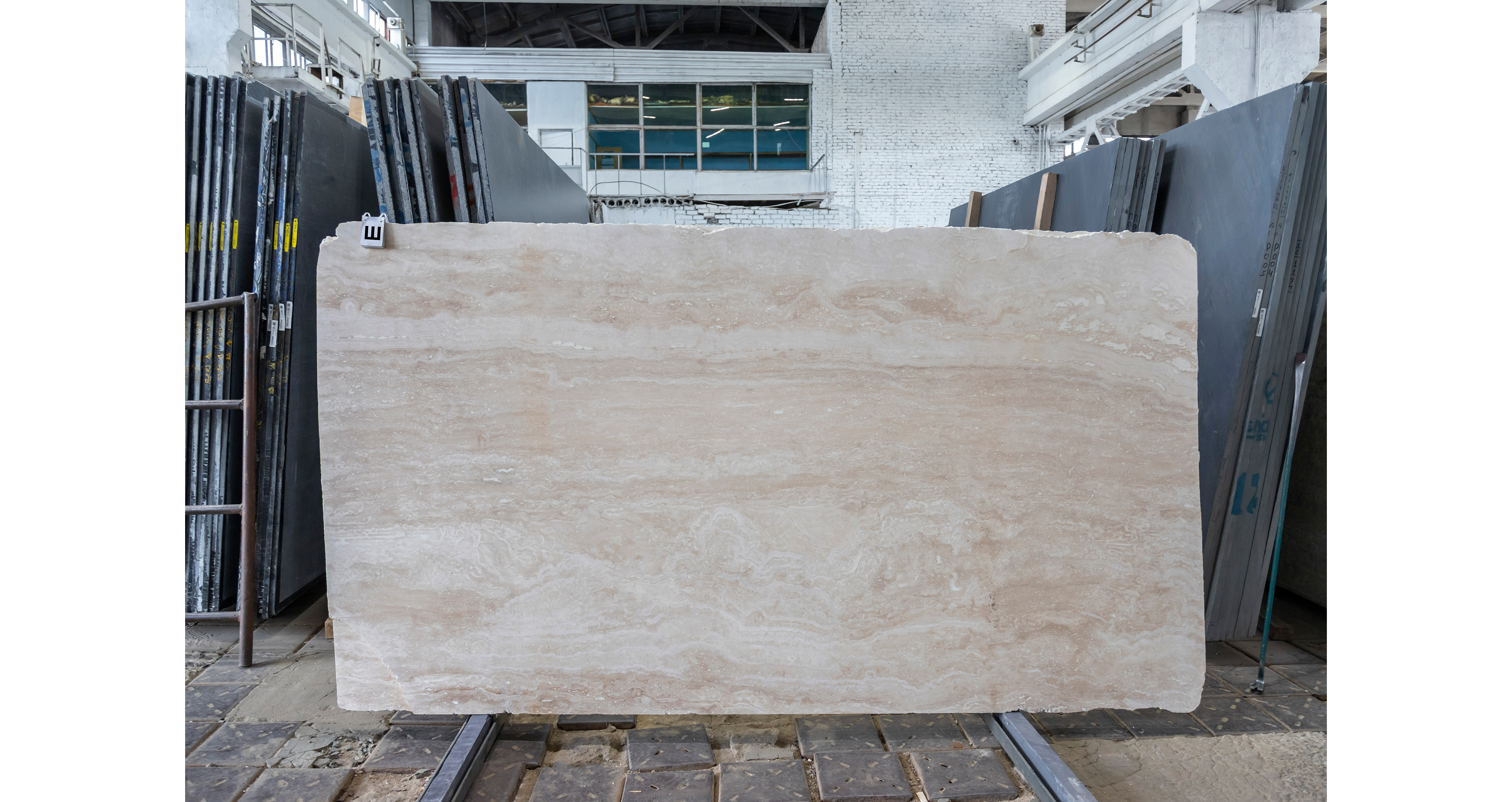 Травертин Классико Лайт VC / Travertine Classico Light VC — слэб 20 мм, шлифованный · 2600 × 1300 мм · партия Ш* · № 043