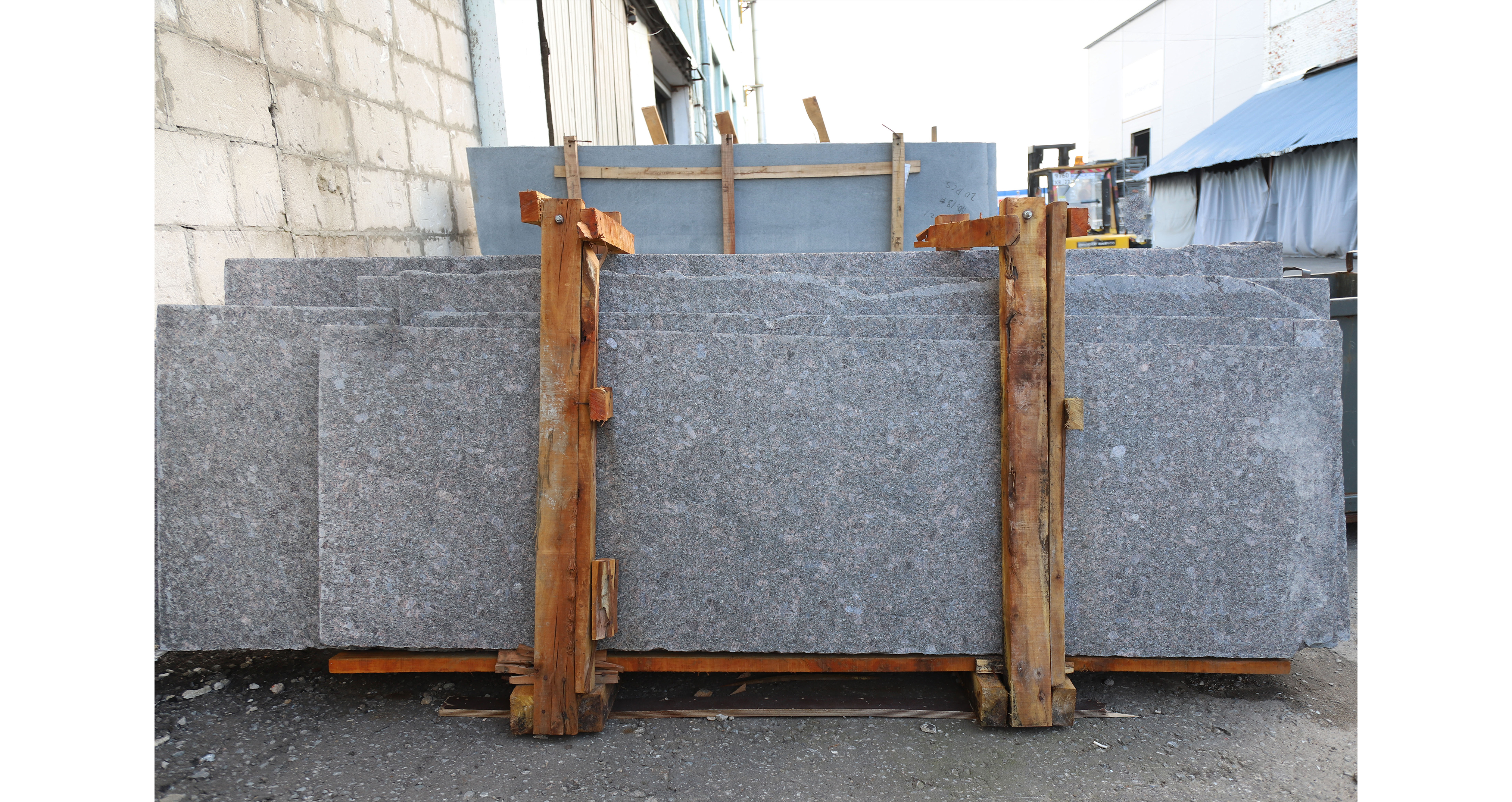 Гранит Тан Браун (термо) / Tan Brown (flamed) — полосы 20 мм, термо · 3200 × 930 мм · партия У · № 135