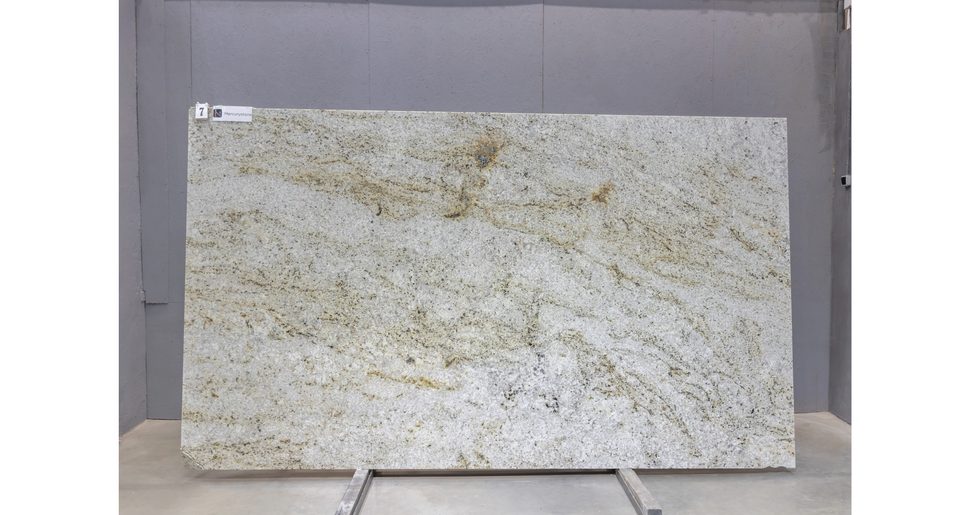 Гранит Колониал Крем / Colonial Cream — слэб 20 мм, полированный · 3300 × 2010 мм · партия А* · № 007