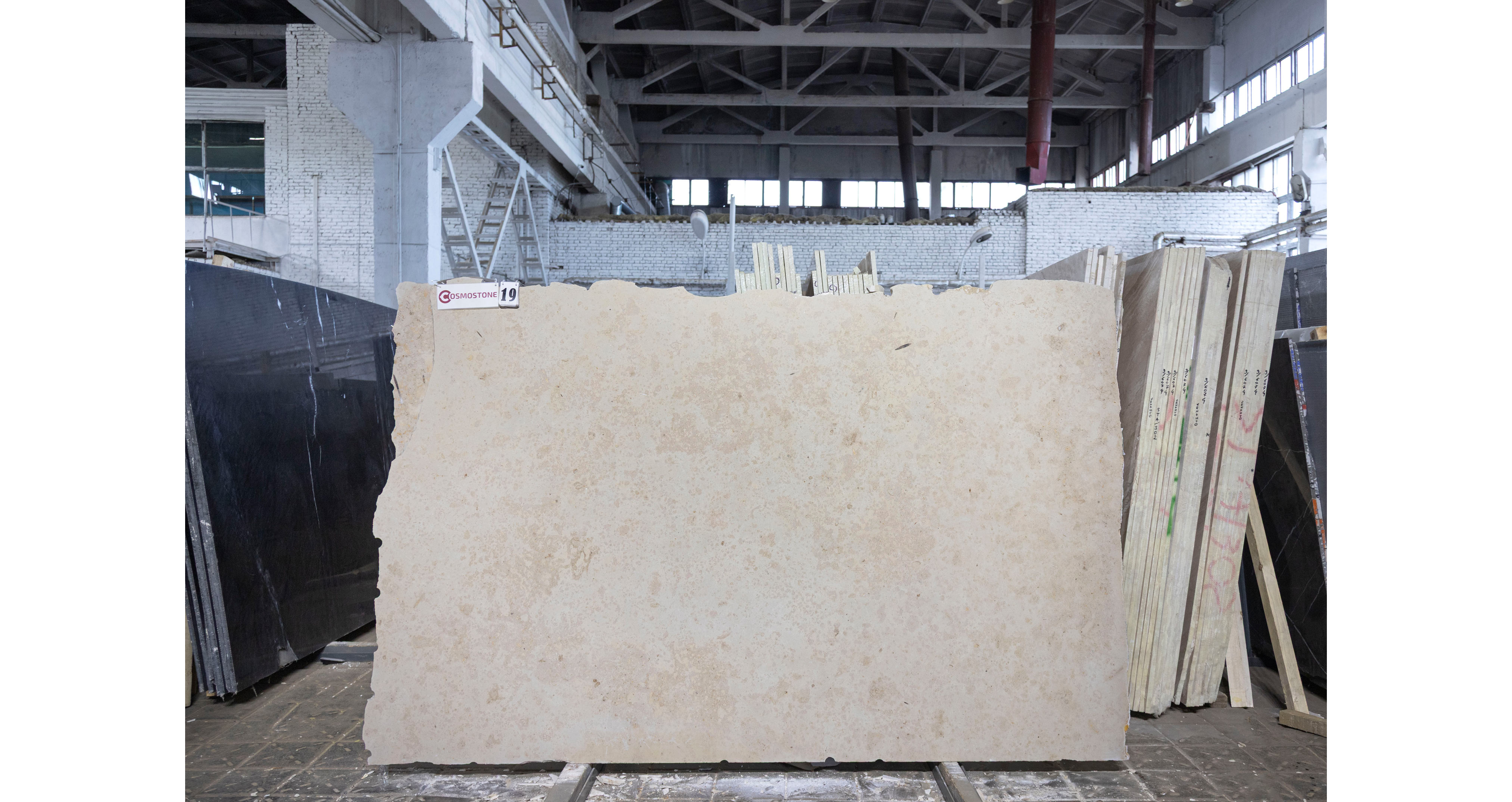 Известняк Юрский Беж / Jura Beige — слэб 23 мм, шлифованный · 2460 × 1630 мм · партия К · № 019