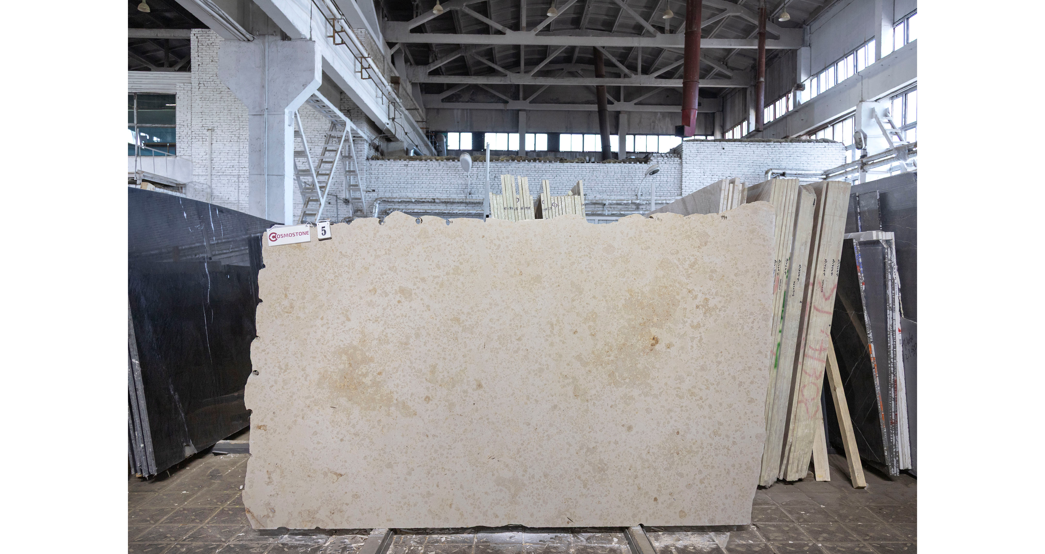 Известняк Юрский Беж / Jura Beige — слэб 23 мм, шлифованный · 2600 × 1500 мм · партия Л · № 005