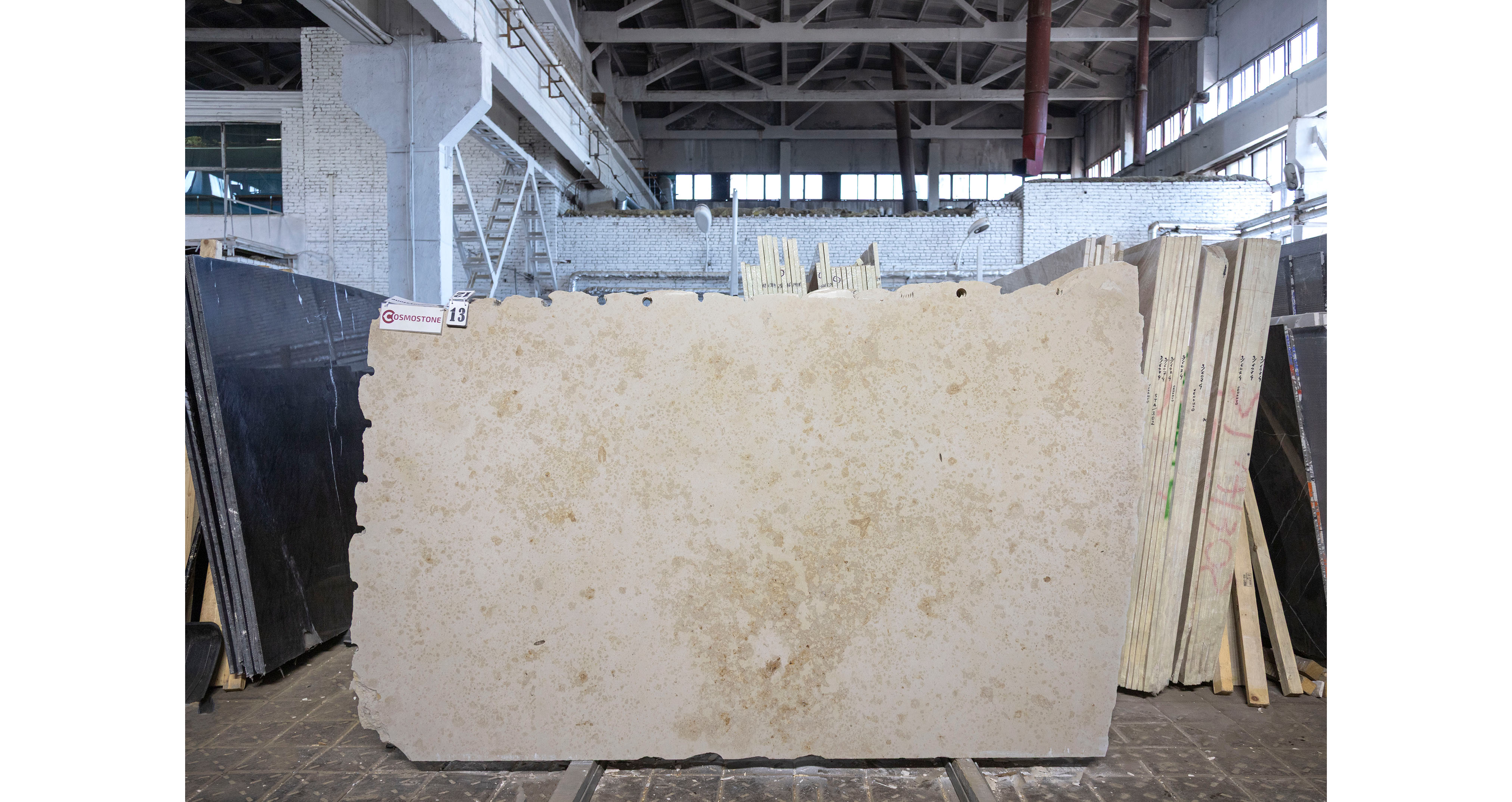 Известняк Юрский Беж / Jura Beige — слэб 23 мм, шлифованный · 2600 × 1550 мм · партия Л · № 013