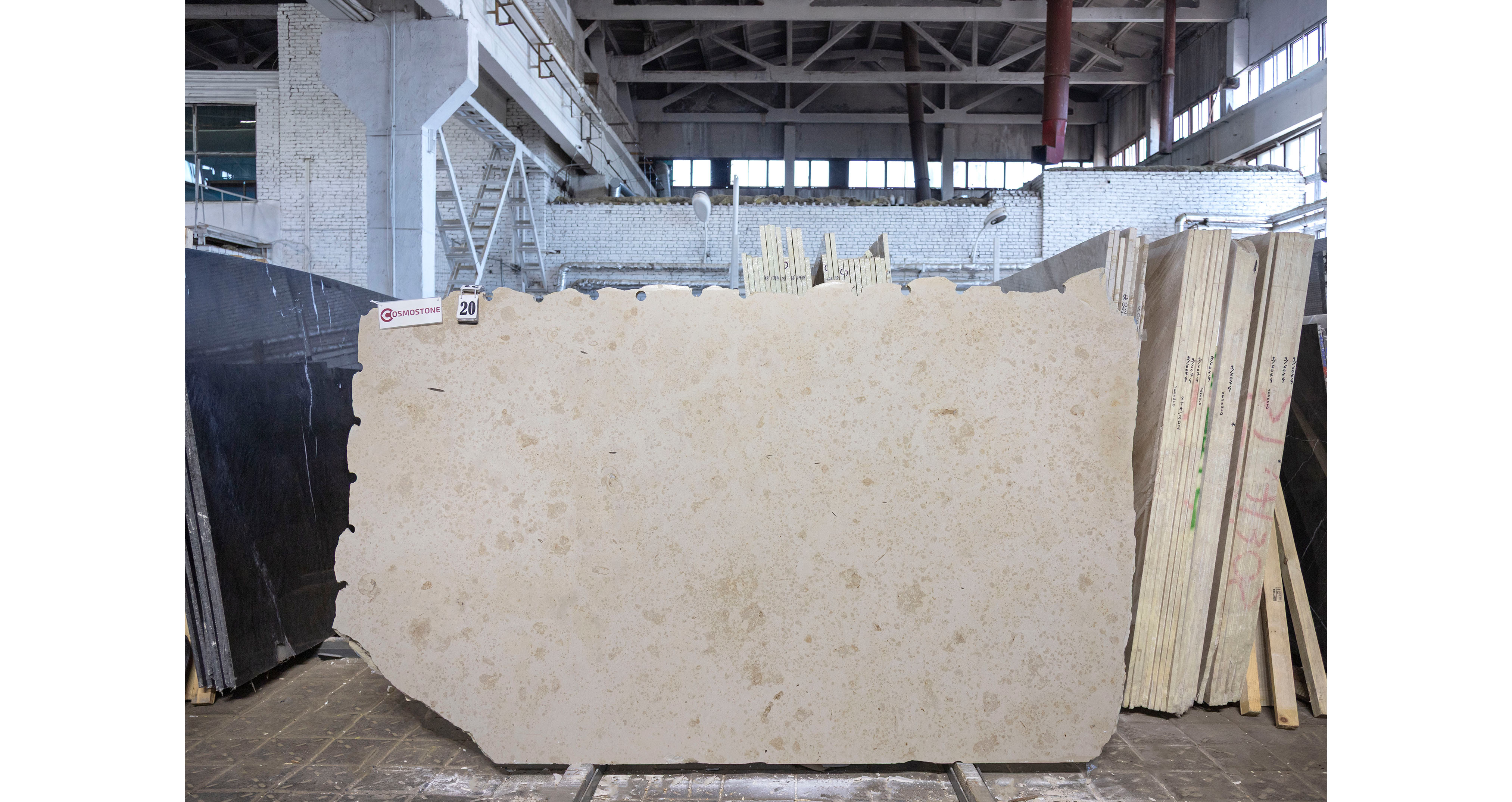 Известняк Юрский Беж / Jura Beige — слэб 23 мм, шлифованный · 2600 × 1550 мм · партия Л · № 020