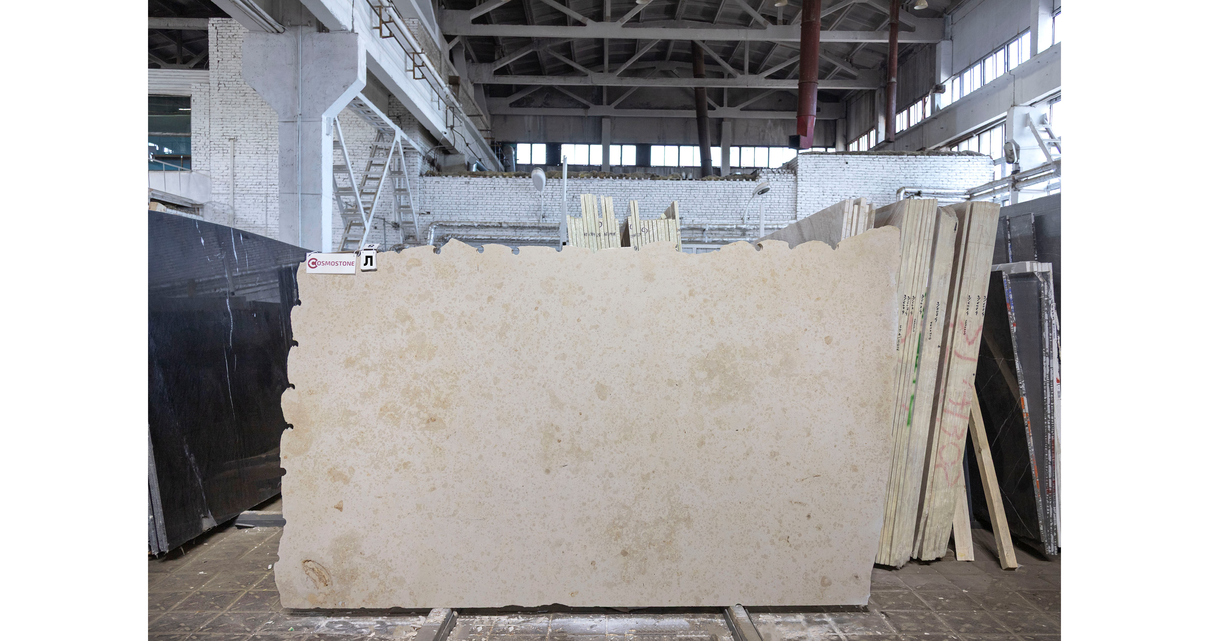 Известняк Юрский Беж / Jura Beige — слэб 23 мм, шлифованный · 2600 × 1470 мм · партия Л · № 032