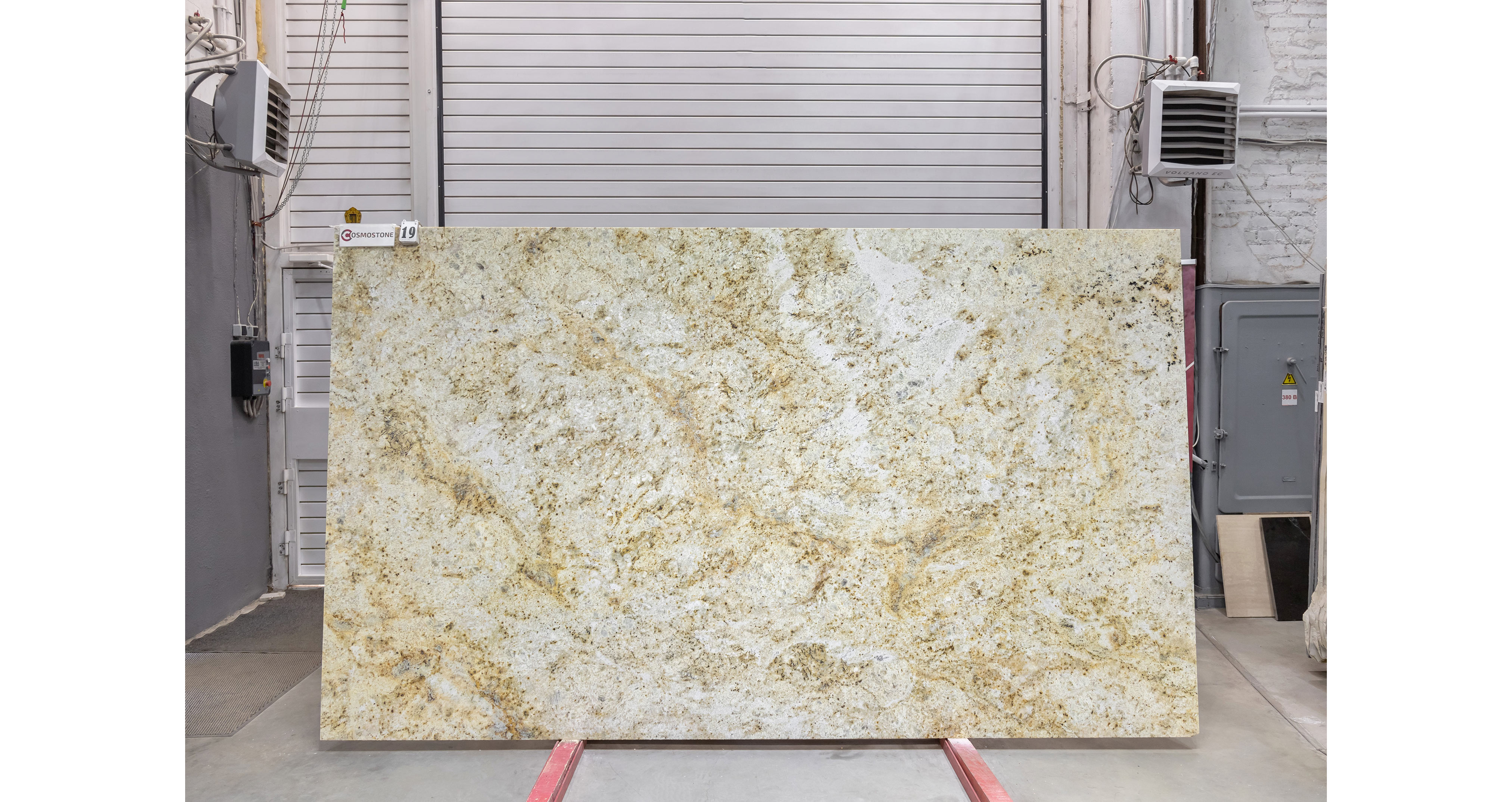 Гранит Колониал Голд / Colonial Gold — слэб 20 мм, полированный · 3400 × 1980 мм · партия В · № 019