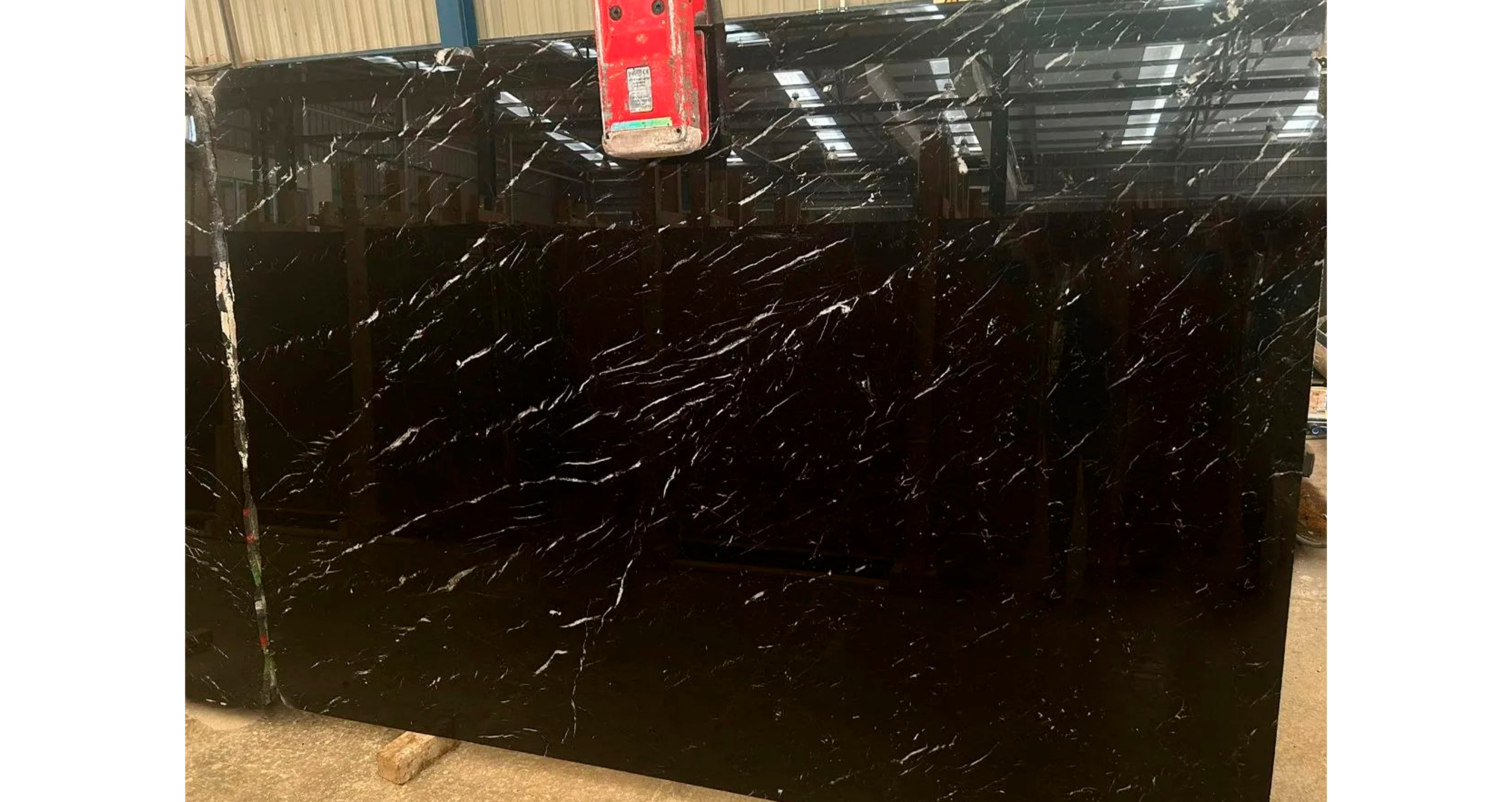 Мрамор Неро Маркина Экстра / Nero Marquina Extra — слэб 20 мм, полированный · 2550 × 1820 мм · партия ДЕ · № 013