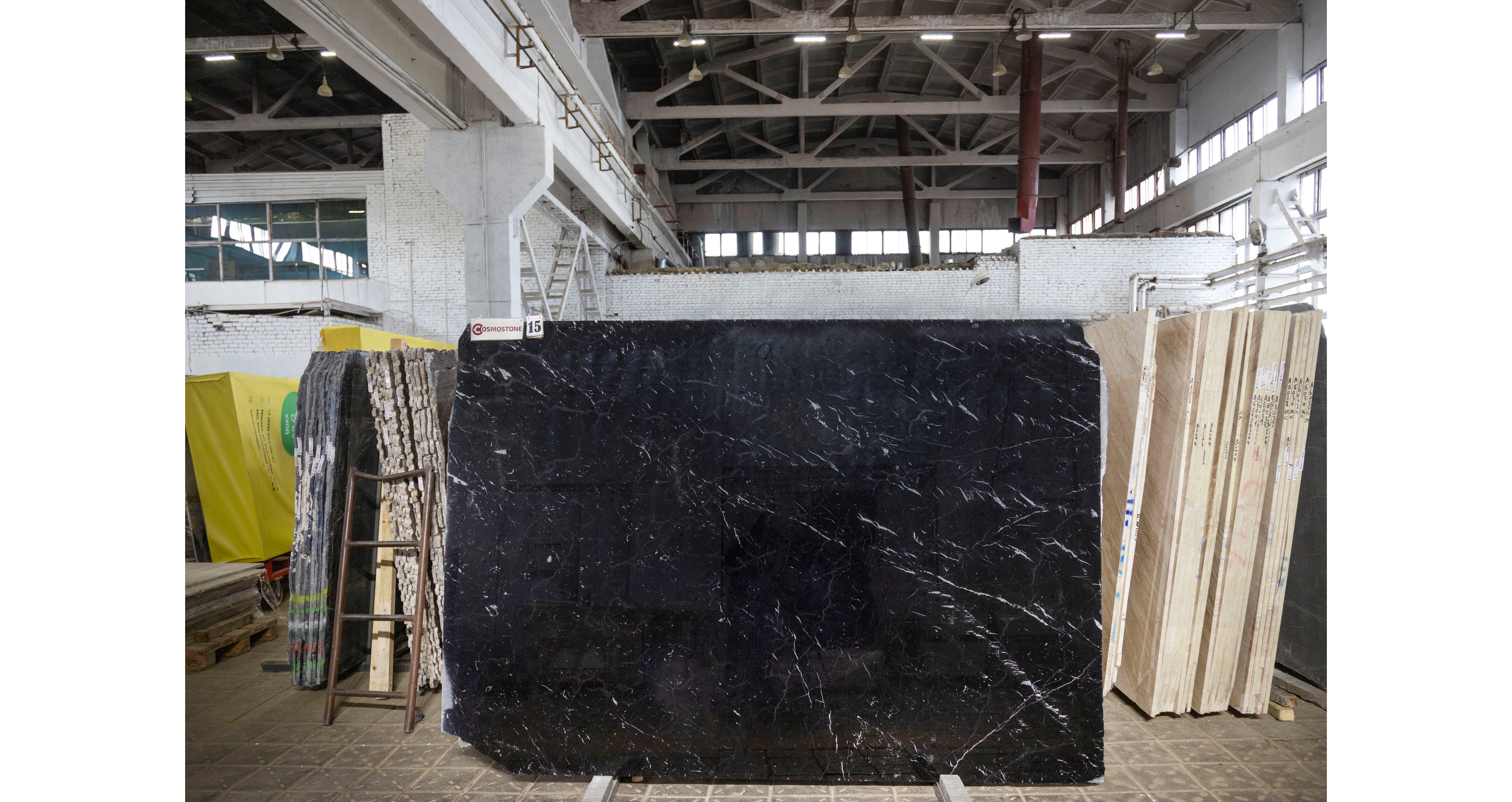 Мрамор Неро Маркина Экстра / Nero Marquina Extra — слэб 20 мм, полированный · 2550 × 1820 мм · партия ДЕ · № 015