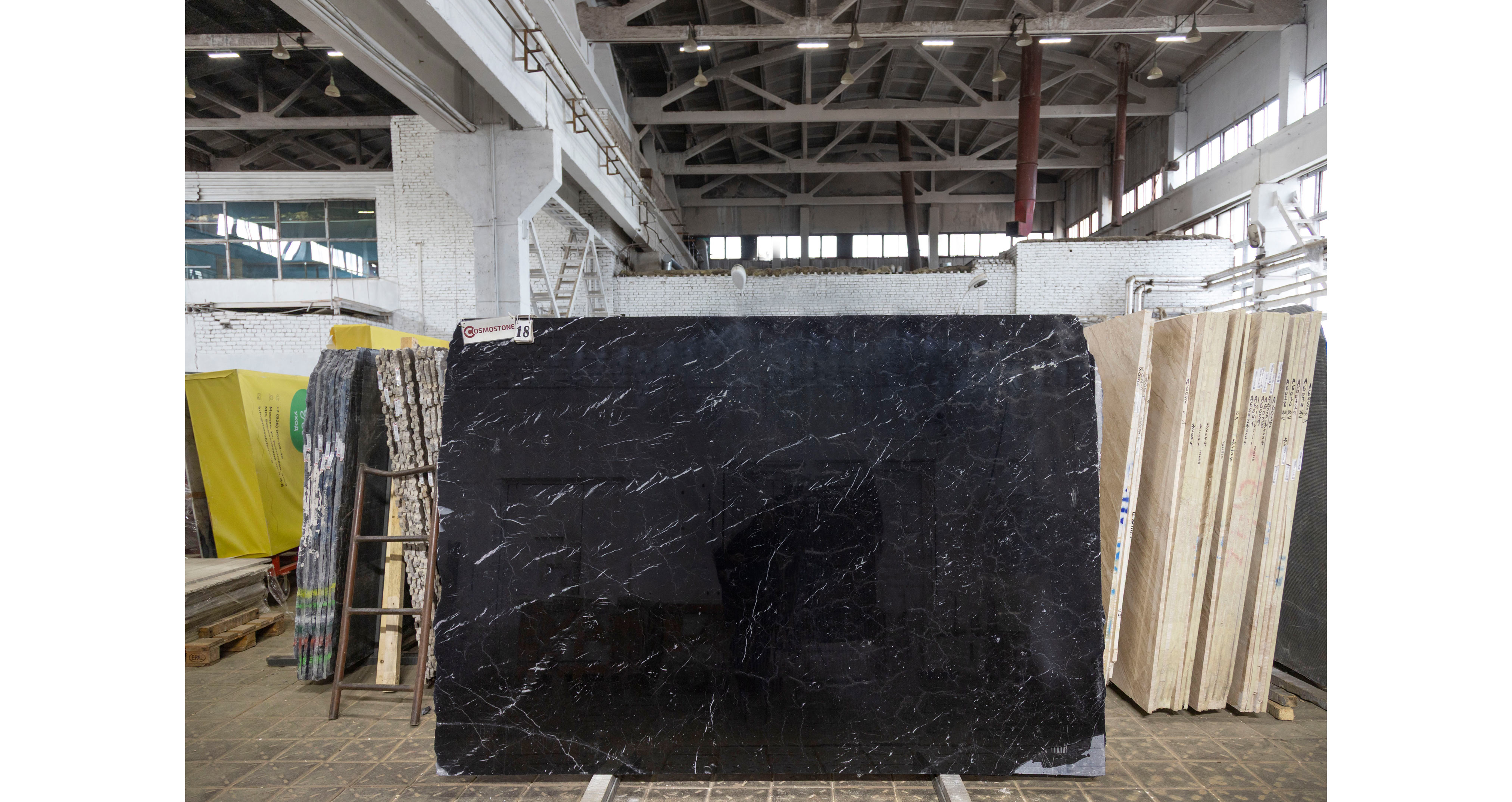 Мрамор Неро Маркина Экстра / Nero Marquina Extra — слэб 20 мм, полированный · 2550 × 1820 мм · партия ДЕ · № 018