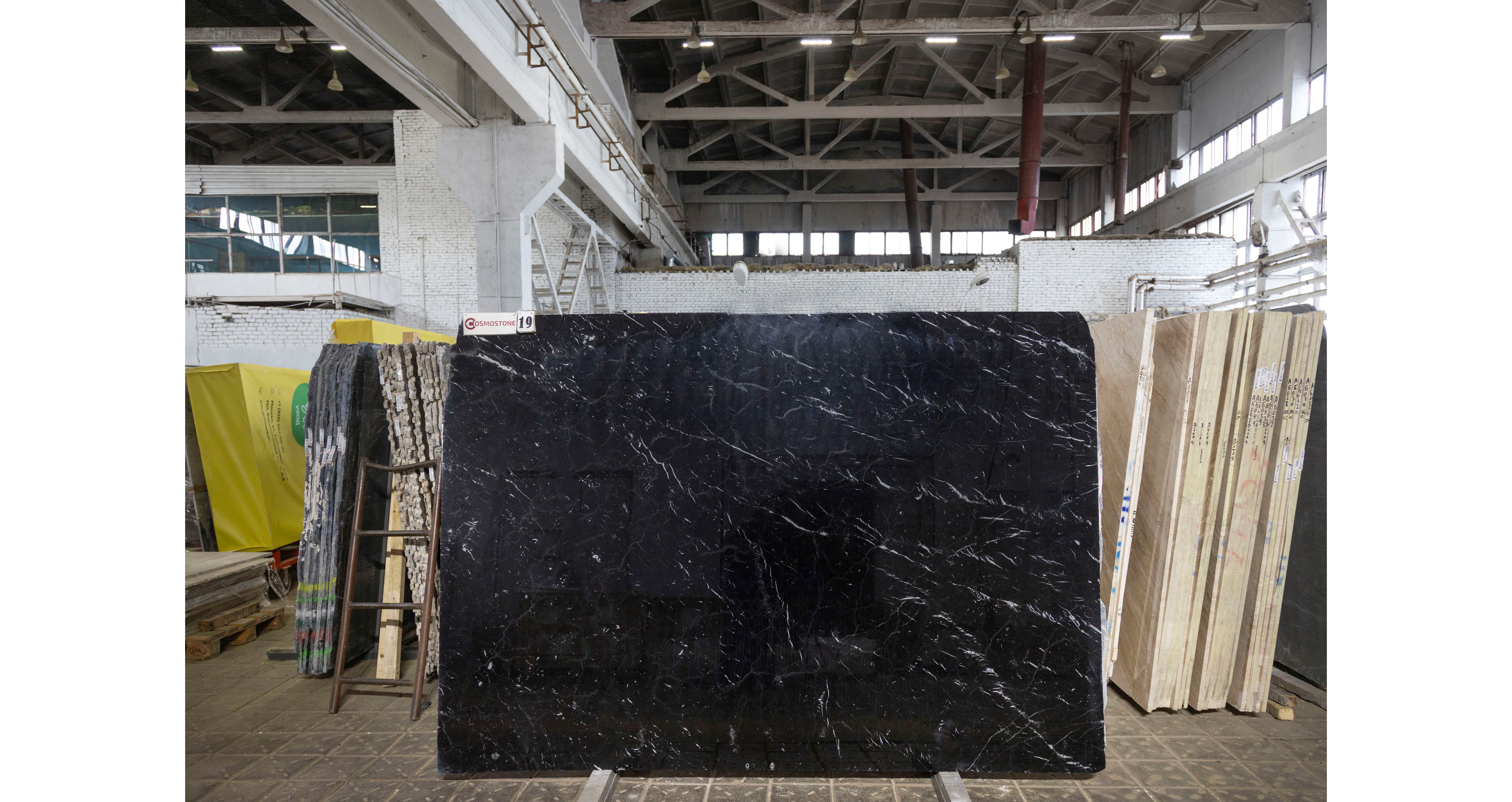 Мрамор Неро Маркина Экстра / Nero Marquina Extra — слэб 20 мм, полированный · 2550 × 1820 мм · партия ДЕ · № 019