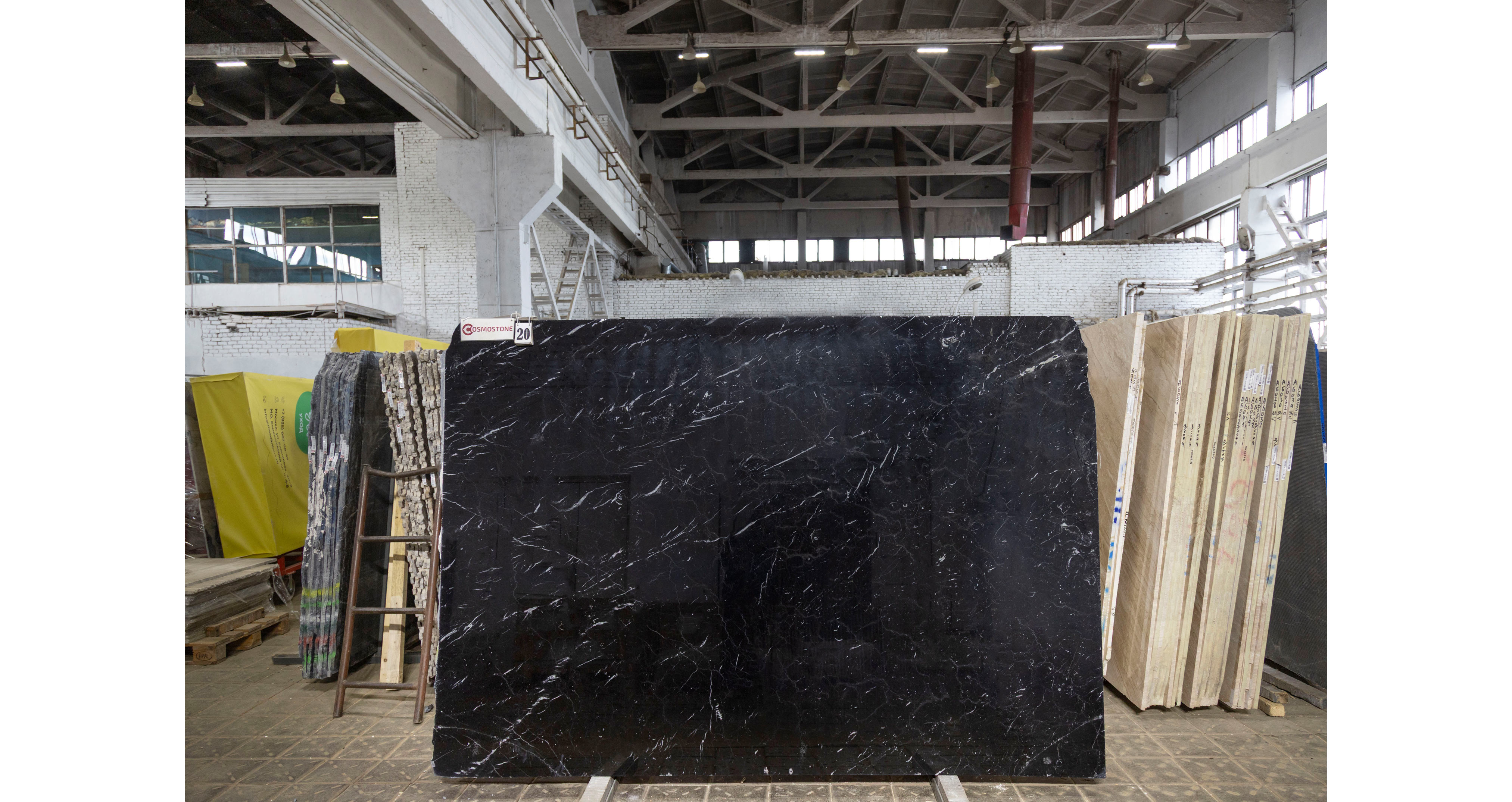 Мрамор Неро Маркина Экстра / Nero Marquina Extra — слэб 20 мм, полированный · 2550 × 1820 мм · партия ДЕ · № 020