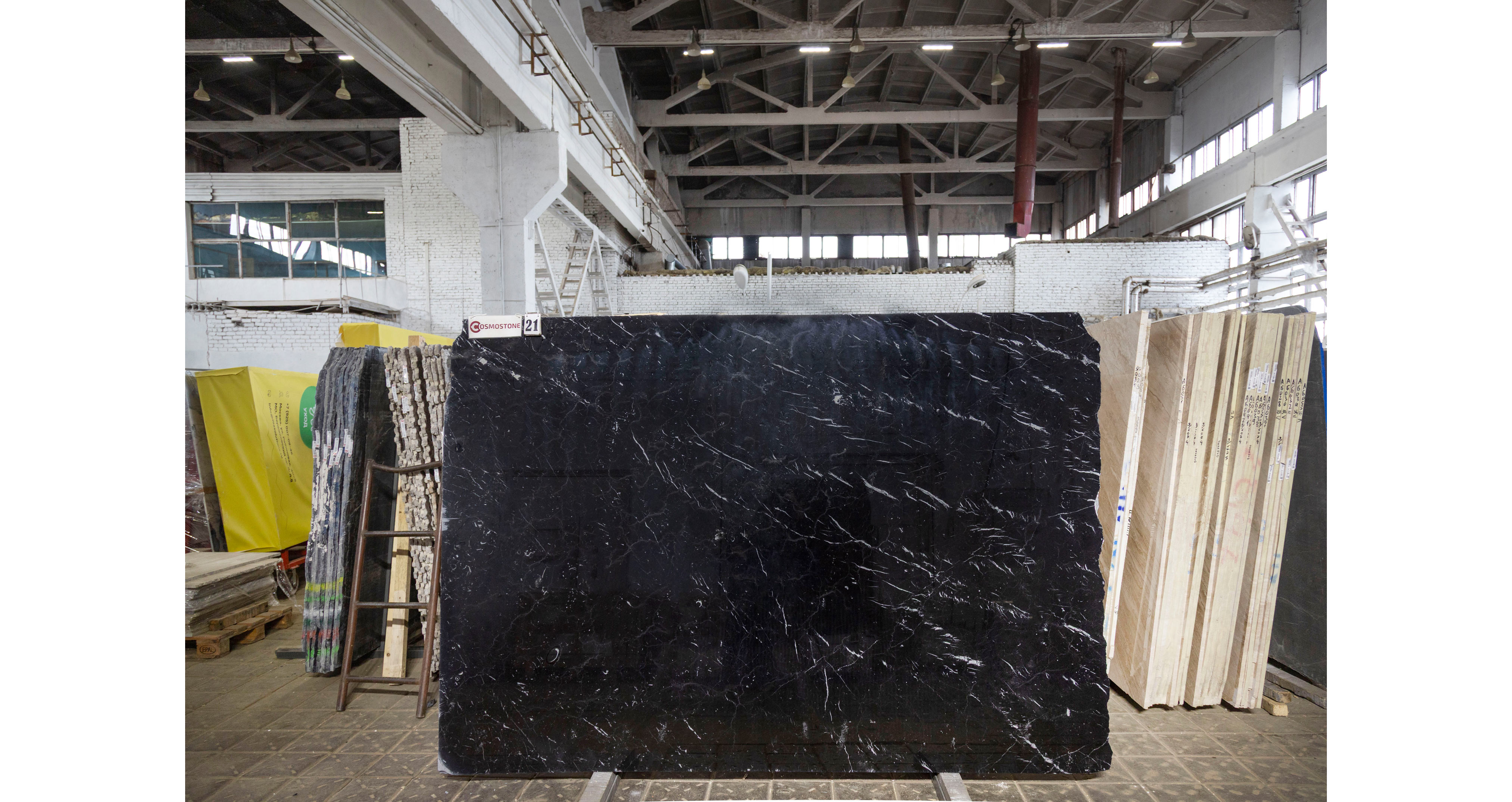 Мрамор Неро Маркина Экстра / Nero Marquina Extra — слэб 20 мм, полированный · 2550 × 1820 мм · партия ДЕ · № 021