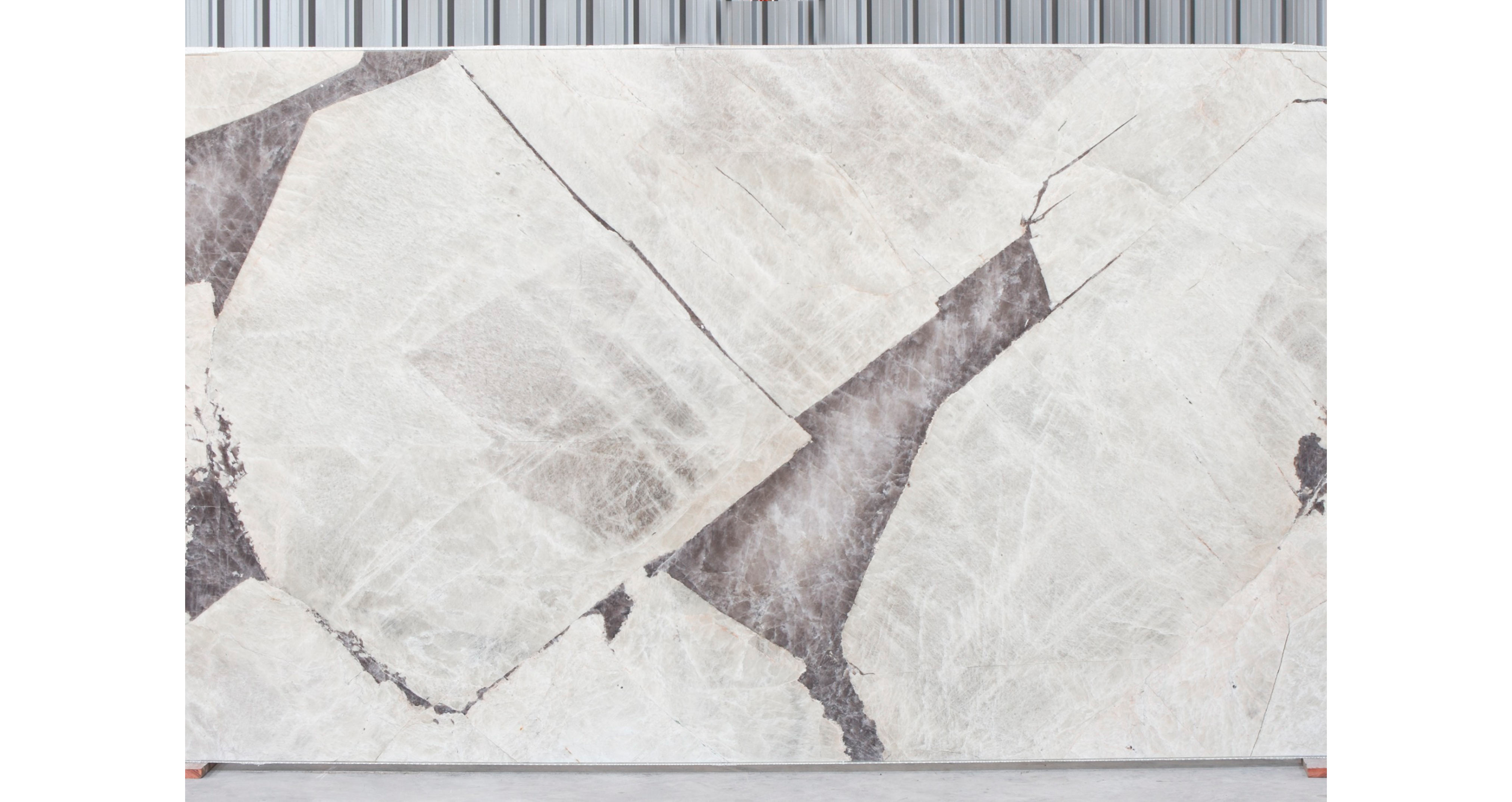 Кварцит Патагония Вайт Премиум / Patagonia White Premium — слэб 20 мм, полированный · 3380 × 1940 мм · партия В* · № 008