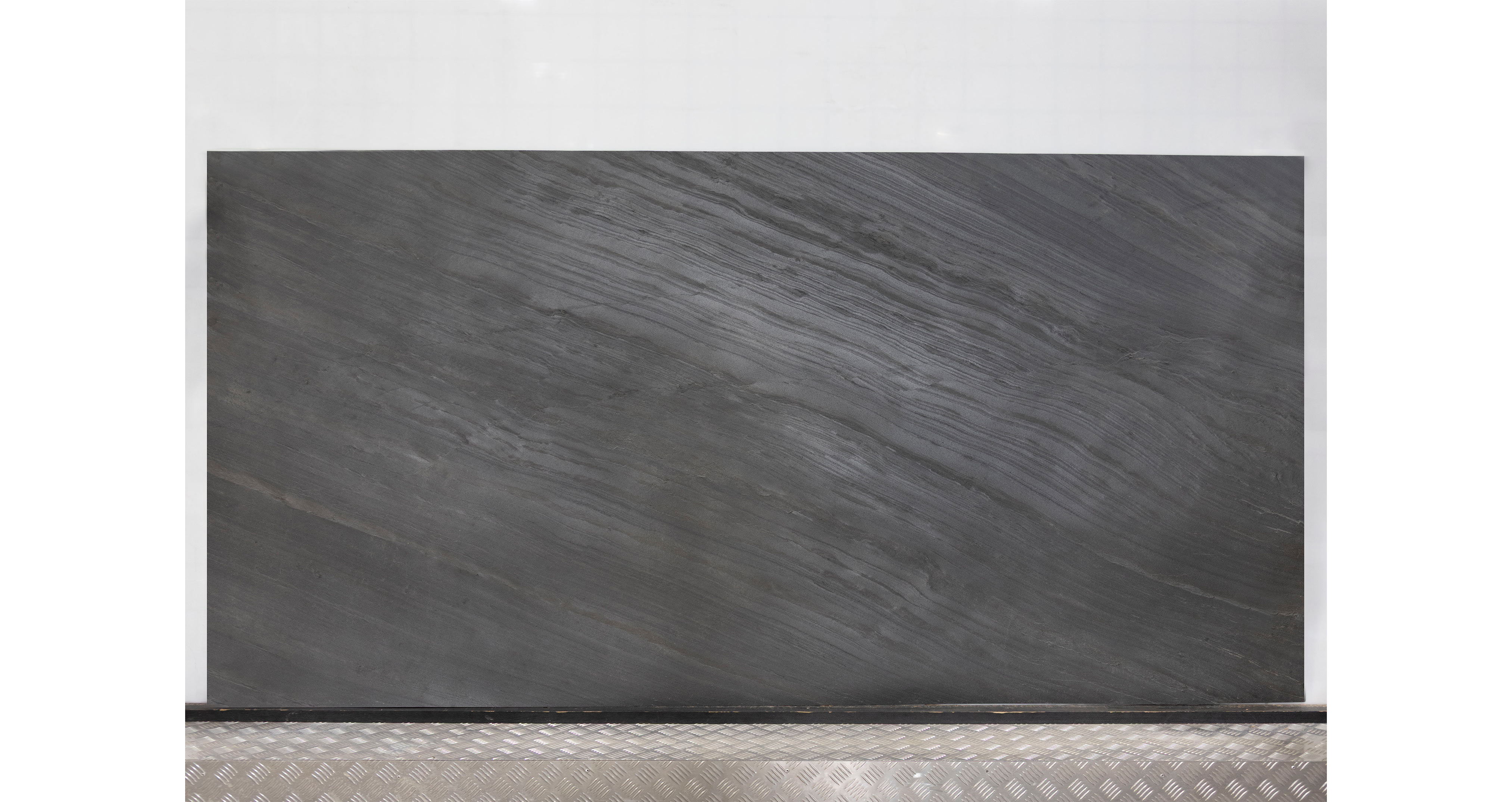 Каменный шпон Оушен Блэк / Ocean Black — каменный шпон 3 мм, натуральный скол · 1200 × 2400 мм · партия Е* · № 001